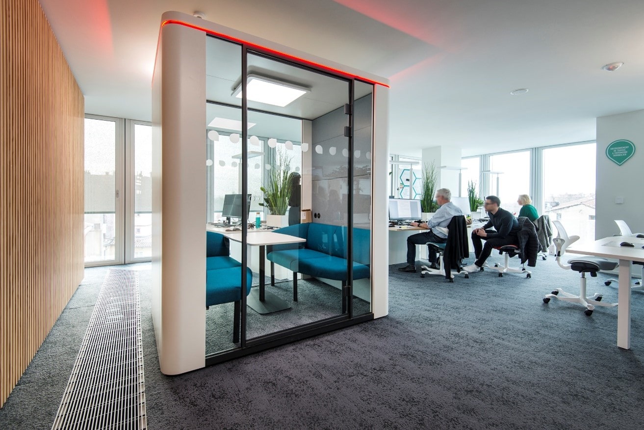 open space avec un petit espace fermer et vitré