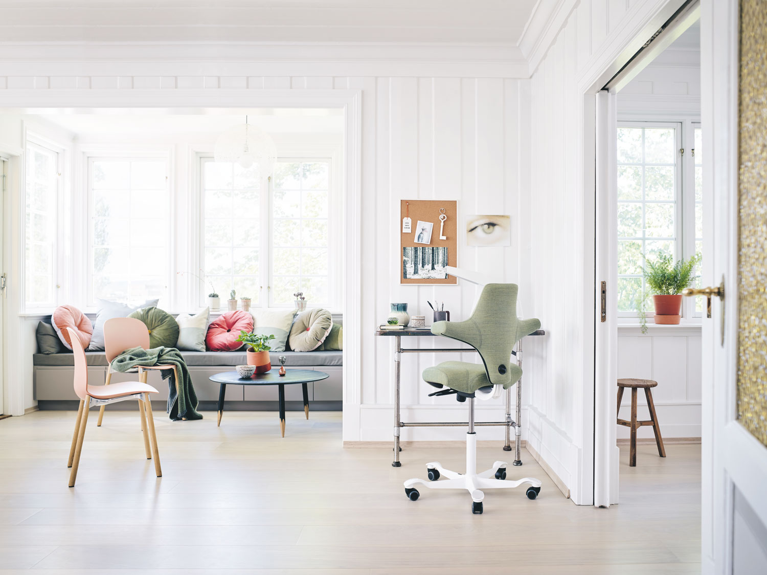chaise de bureau design et salle de pause