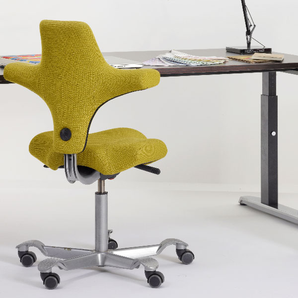 Fauteuil Puls derriere un bureau