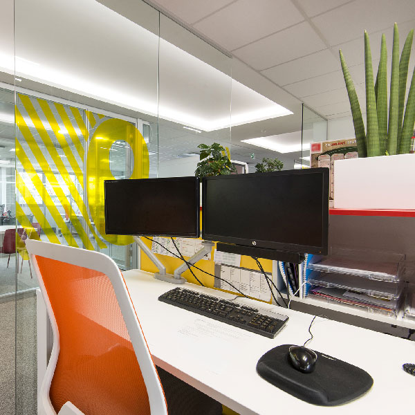 meuble de séparation et de rangement Blaise devant un bureau