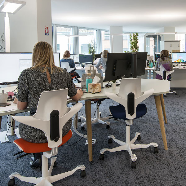 Fauteuil de bureau Puls derriere des bureau