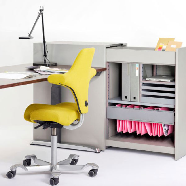 Casier Emile ouvert a coté d'un bureau