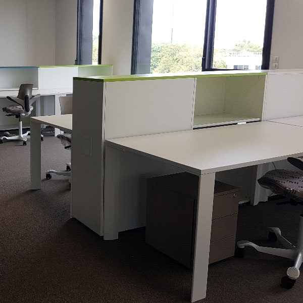 meuble de séparation et de rangement Blaise entre 2 bureau