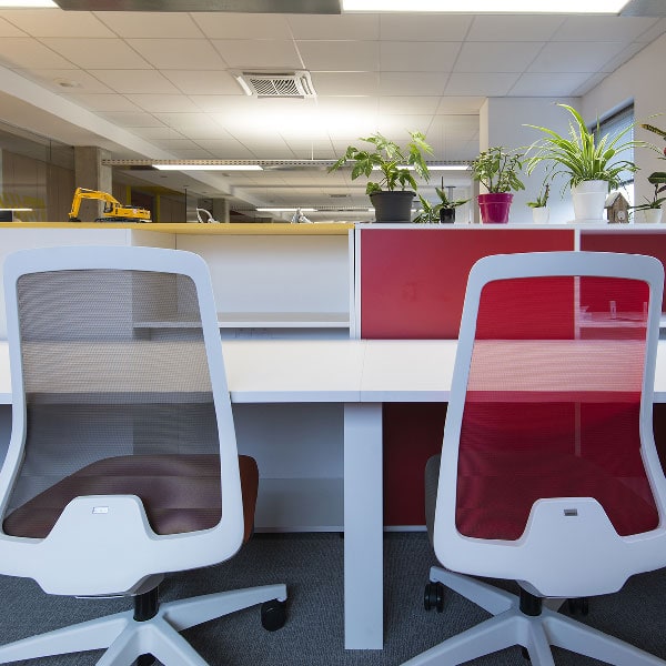 meuble de séparation et de rangement Blaise devant un bureau