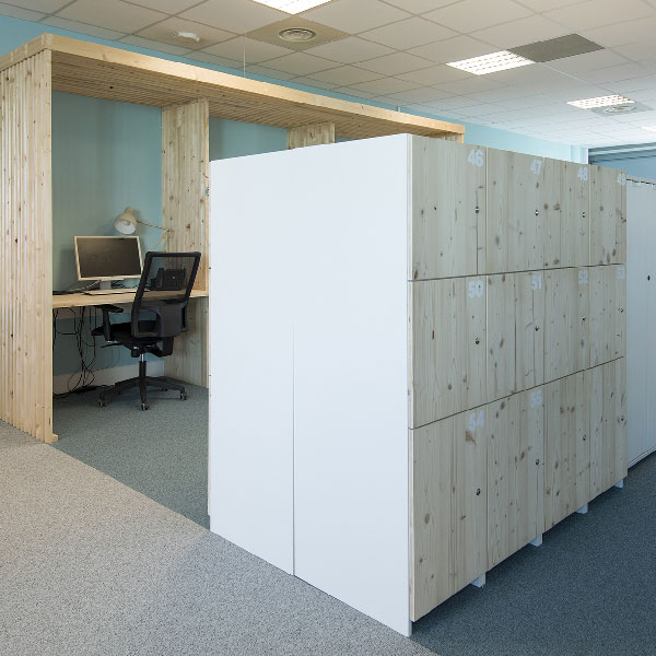 2 meuble vestiaire Casimir dos a dos dans un bureau